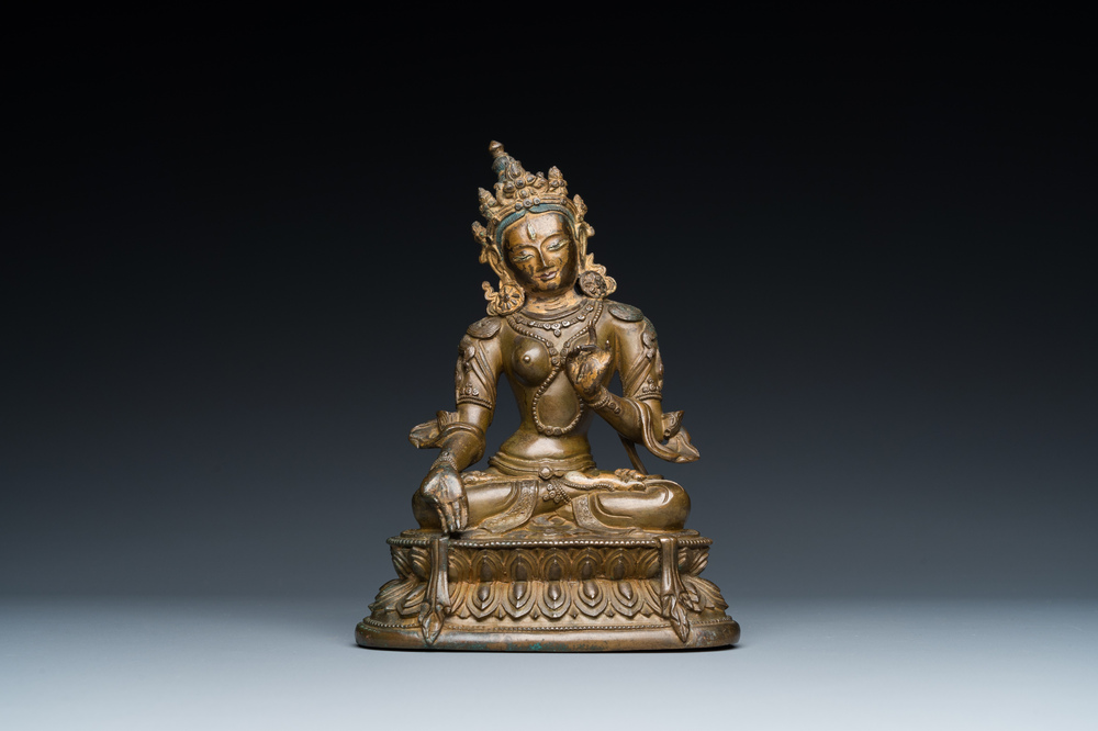 A Sino-Tibetan gilt bronze Tara, 17/18th C.