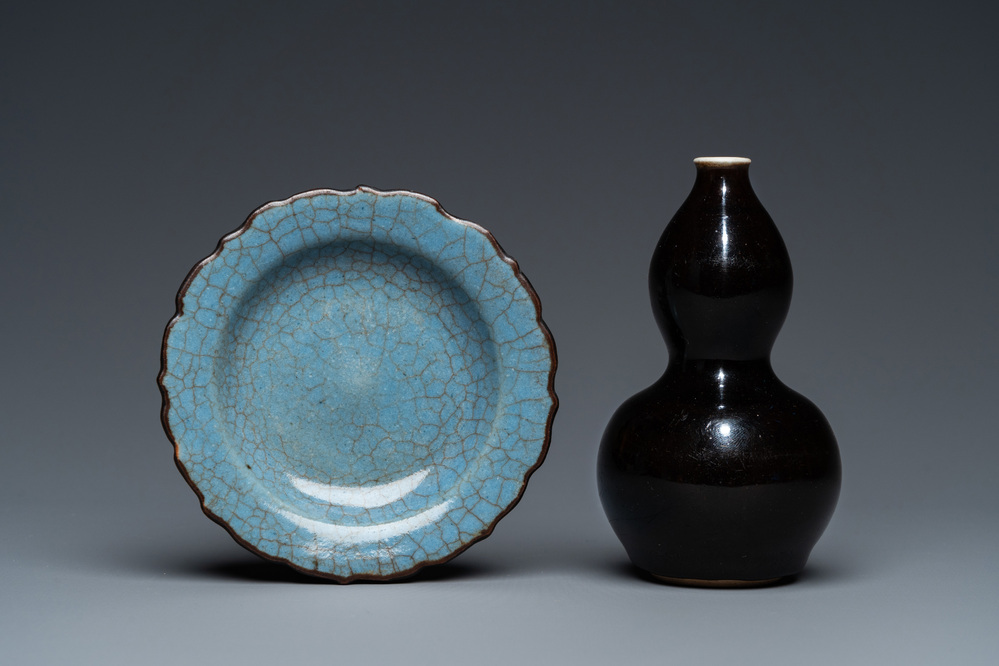 Vase de forme double gourde en porcelaine de Chine &agrave; &eacute;mail noir et une coupe en bleu &agrave; fond craquel&eacute;, Qing