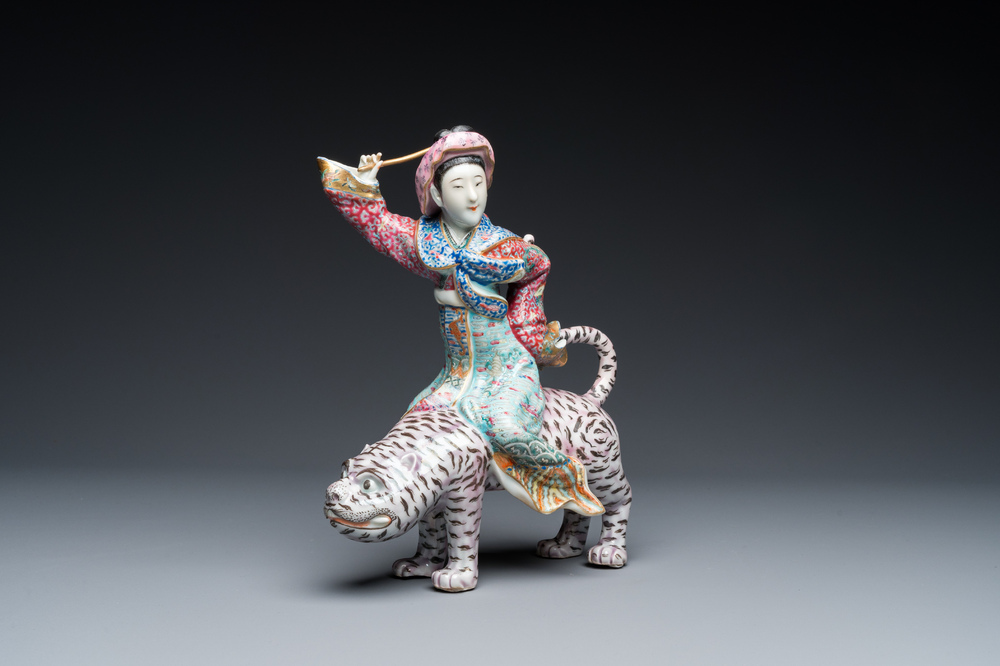 Groupe en porcelaine de Chine famille rose &agrave; d&eacute;cor d'un tigre et son cavalier, 19/20&egrave;me