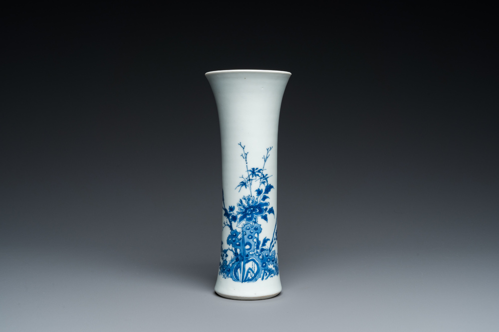 Vase en porcelaine de Chine en bleu et blanc, &eacute;poque Transition