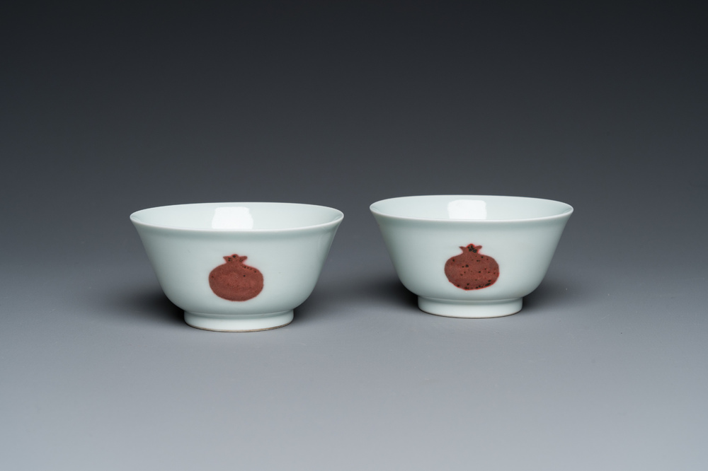 Paire de bols en porcelaine de Chine &agrave; d&eacute;cor de fruits en rouge de cuivre, marque et peut-&ecirc;tre &eacute;poque de Yongzheng