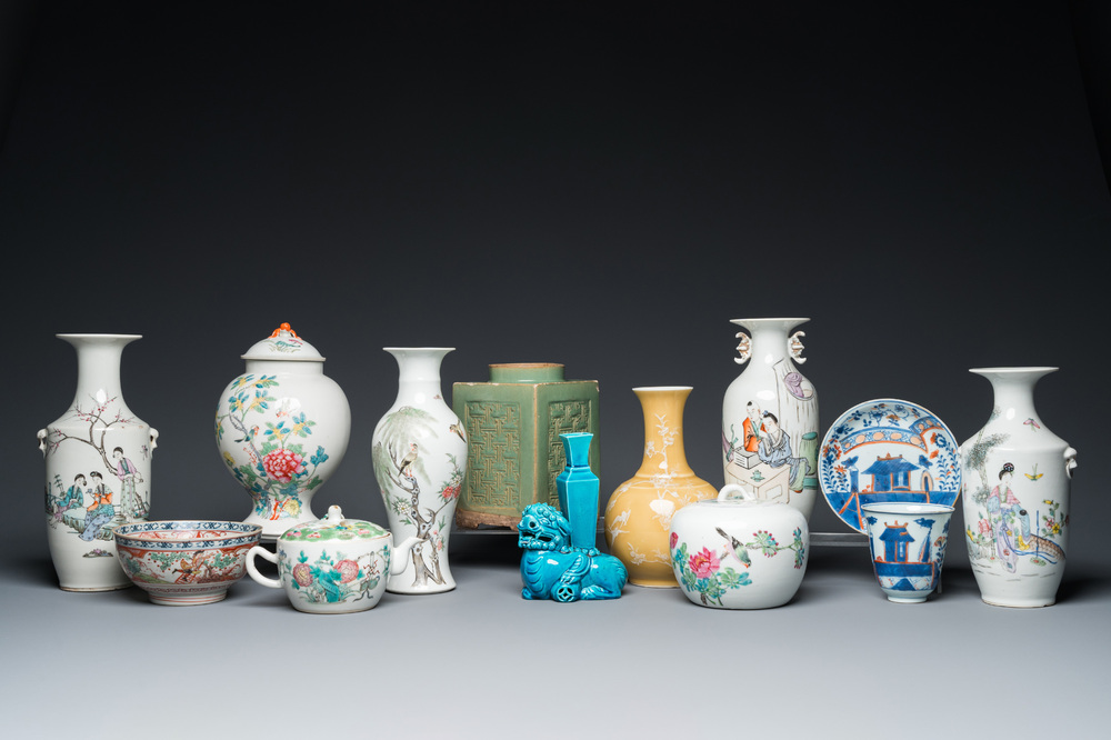 Een diverse collectie Chinees famille rose en monochroom porselein, 18/20e eeuw