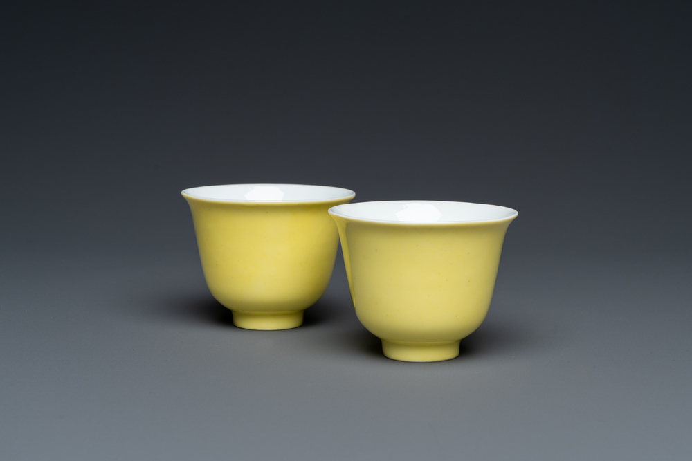 Paire de tasses &agrave; vin en porcelaine de Chine en jaune monochrome, marque de Guangxu, 20&egrave;me