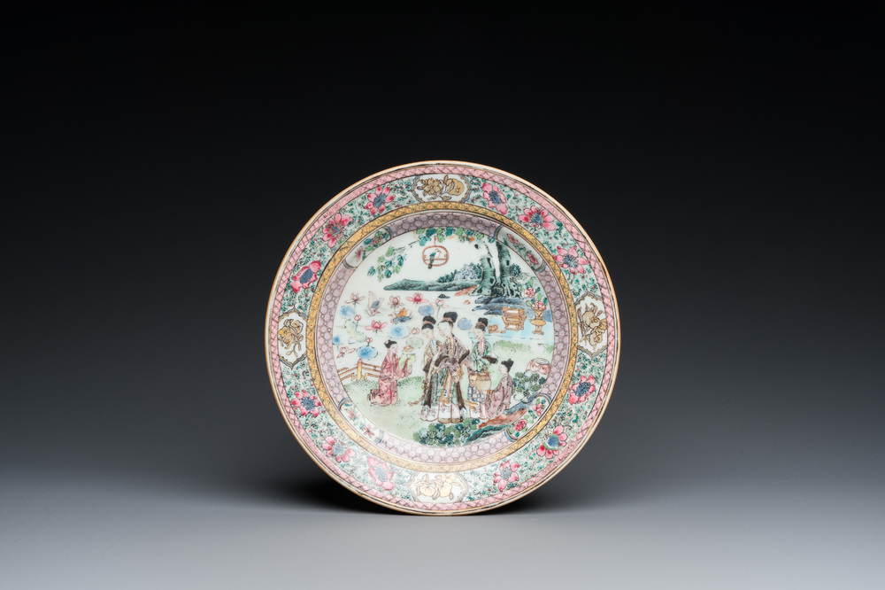 Assiette en porcelaine de Chine famille rose &agrave; d&eacute;cor 'Xi Xiang Ji', Yongzheng
