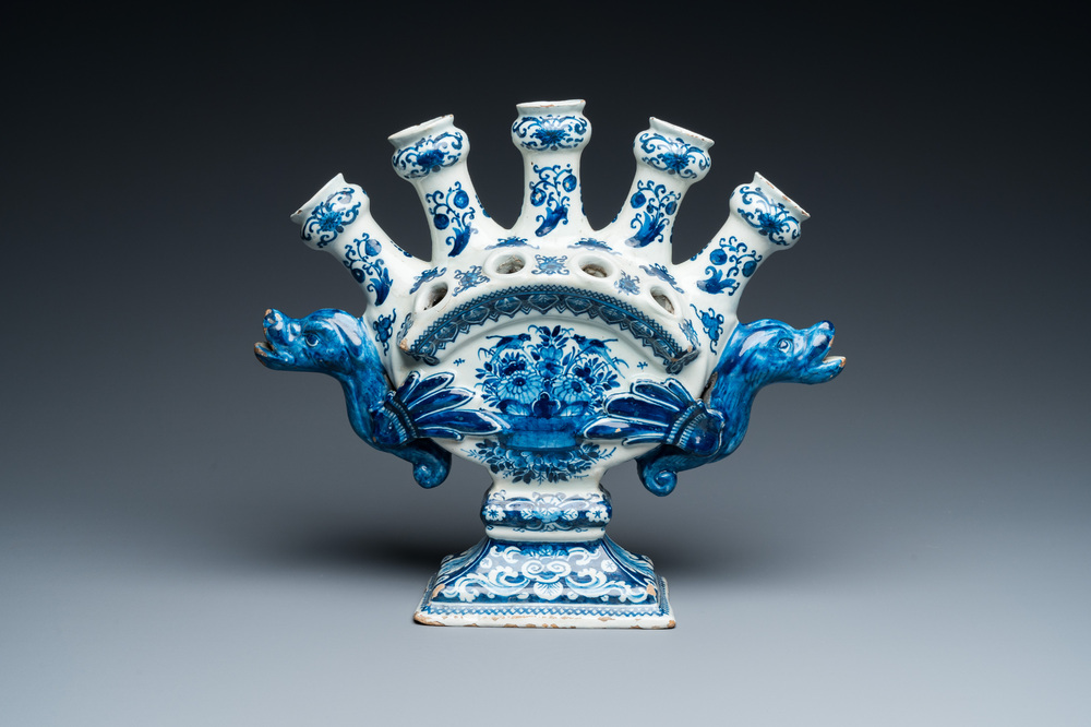 A large Dutch Delft blue and white tulip vase with a flower basket, 17/18th C.