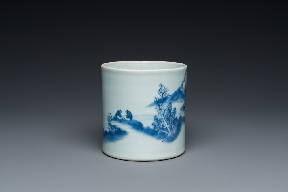 Pot &agrave; pinceaux en porcelaine de Chine en bleu et blanc &agrave; d&eacute;cor d'un paysage, probablement Kangxi