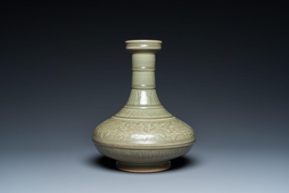 Vase de forme bouteille en porcelaine de Chine c&eacute;ladon monochrome &agrave; d&eacute;cor incis&eacute;, probablement Qianlong