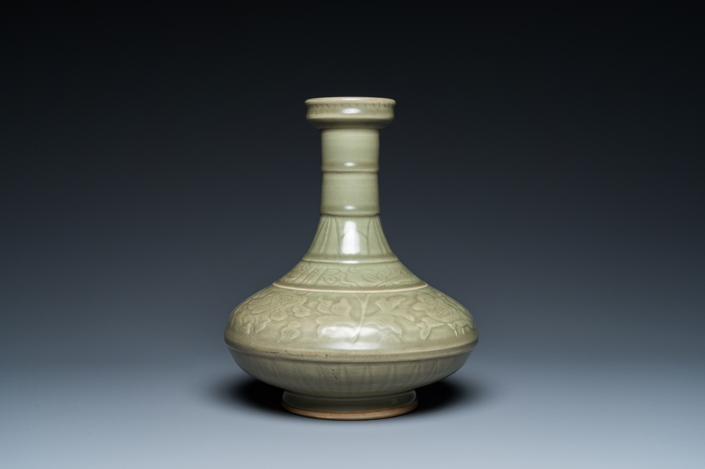 Een Chinese flesvormige celadon vaas met onderglazuur decor, wellicht Qianlong