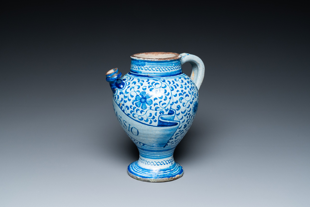 A blue and white Antwerp maiolica 'alla porcelana' syrup jar, 2nd half 16th C.