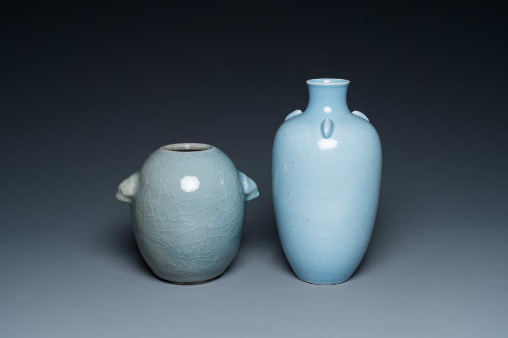 Deux vases en porcelaine de Chine en bleu monochrome, un &agrave; marque de Yongzheng, 19/20&egrave;me