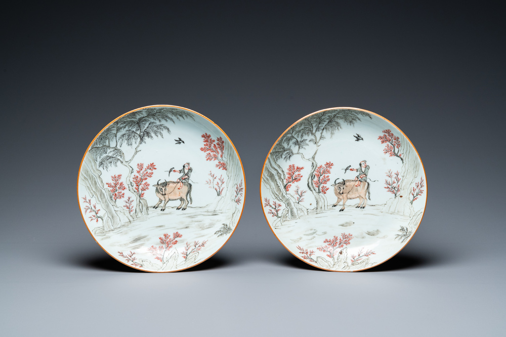 Paire d'assiettes en porcelaine de Chine en grisaille et rouge de fer &agrave; d&eacute;cor d'un gar&ccedil;on sur un buffle, Qianlong