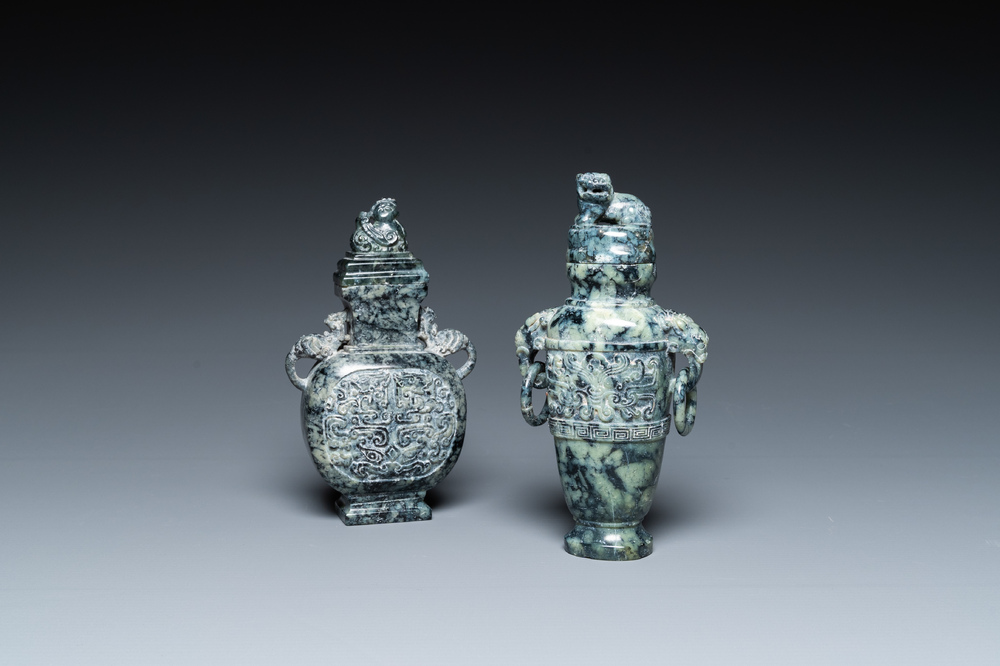 Twee Chinese gesculpteerde marmeren dekselvazen, Qing