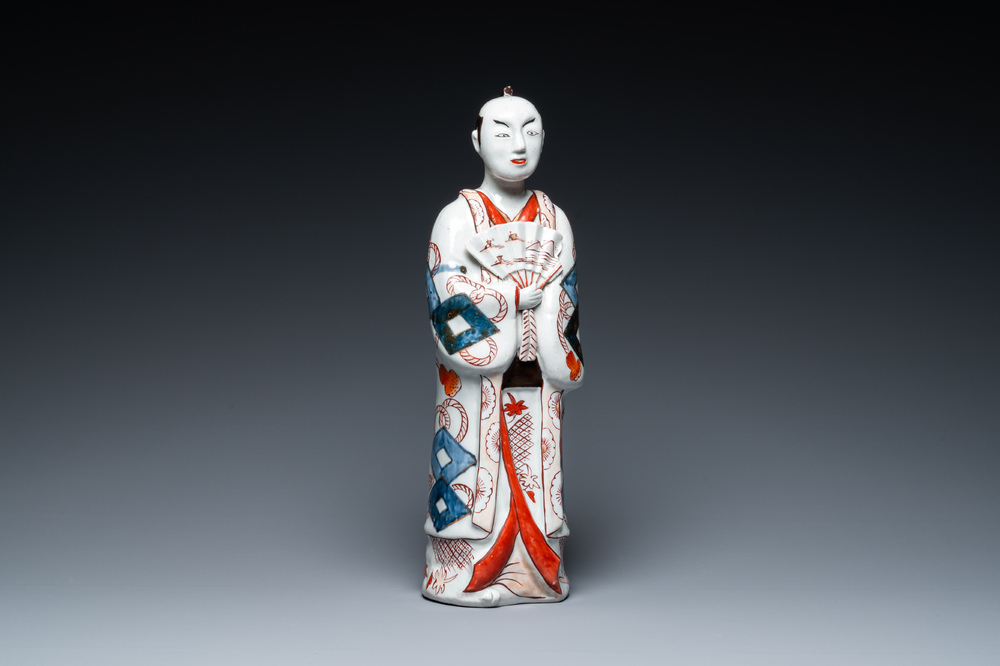 Een Japanse Imari sculptuur van een acteur, Edo, 1e helft 18e eeuw