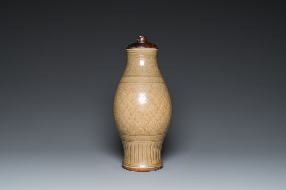 Een Chinese Longquan celadon vaas met onderglazuur decor, Yuan of later