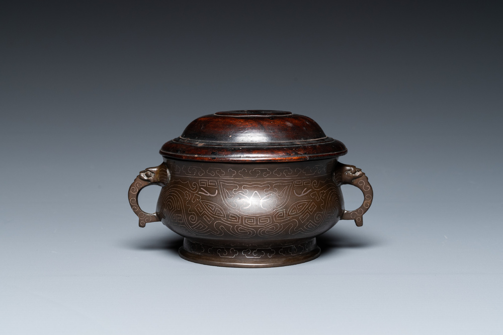 A Chinese silver-inlaid bronze censer with wooden cover, Shi Shou 石叟 mark, 19th C.