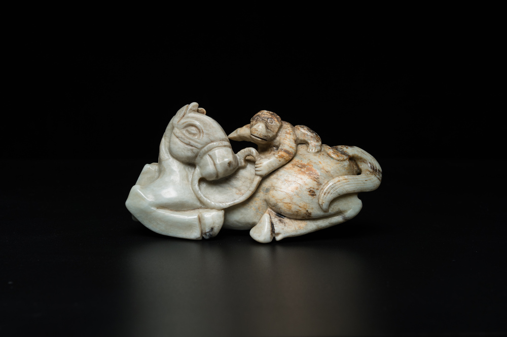 Groupe en jade gris et vert sculpt&eacute; figurant un cheval et un singe, Chine, probablement Ming