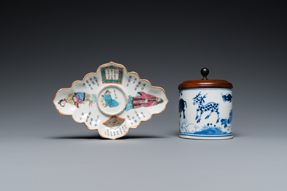 Support de tasse en porcelaine de Chine famille rose &agrave; d&eacute;cor 'Wu Shuang Pu' et un pot cylindrique en bleu et blanc, 19&egrave;me