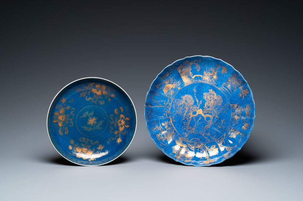 Twee Chinese monochrome blauwe borden met verguld decor, Kangxi