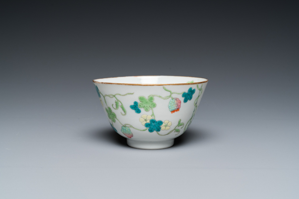 Bol en porcelaine de Chine famille rose &agrave; d&eacute;cor de poires de baumier, marque et &eacute;poque de Guangxu