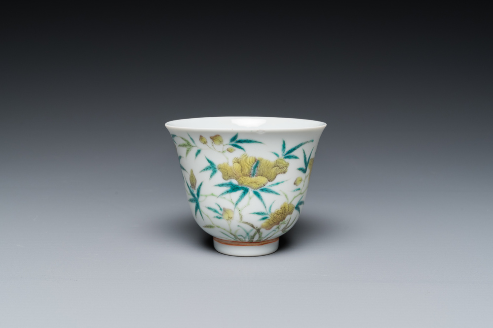 Tasse &agrave; vin en porcelaine de Chine &agrave; d&eacute;cor floral, marque et &eacute;poque de Guangxu