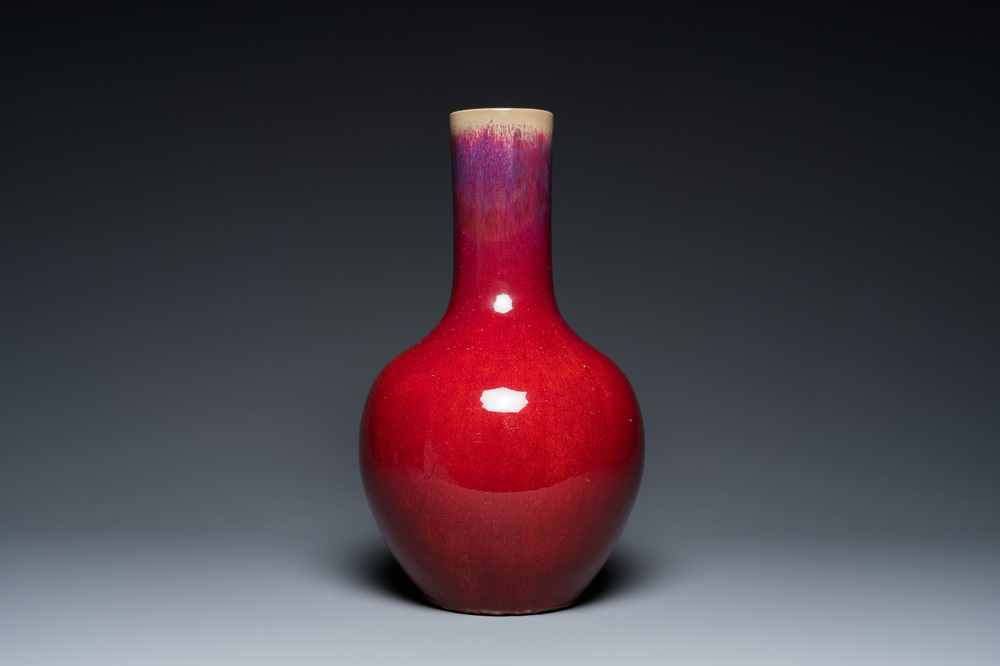 Vase de forme bouteille en porcelaine de Chine &agrave; &eacute;mail flamb&eacute;, 19&egrave;me