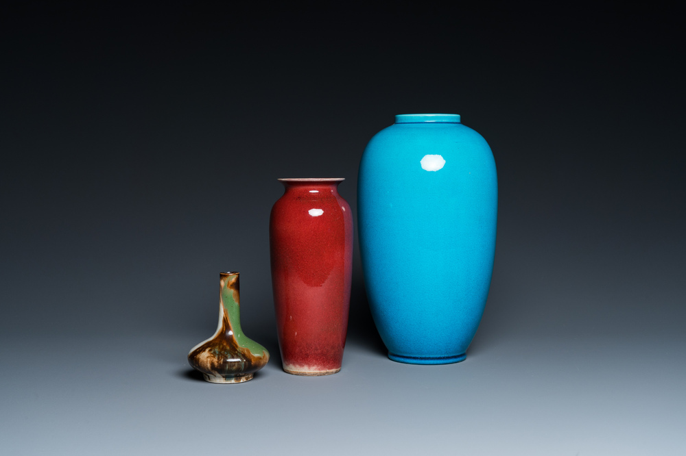Deux vases en porcelaine de Chine monochrome et un &agrave; &eacute;mail flamb&eacute;, 19/20&egrave;me