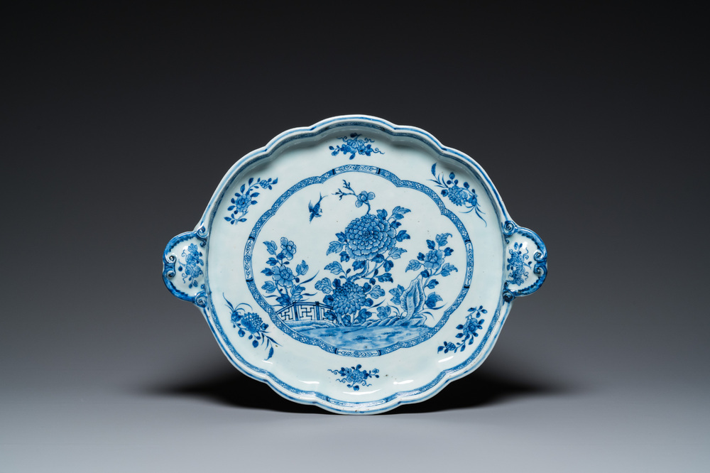 Grand plateau en porcelaine de Chine en bleu et blanc aux anses de forme rocaille, Qianlong