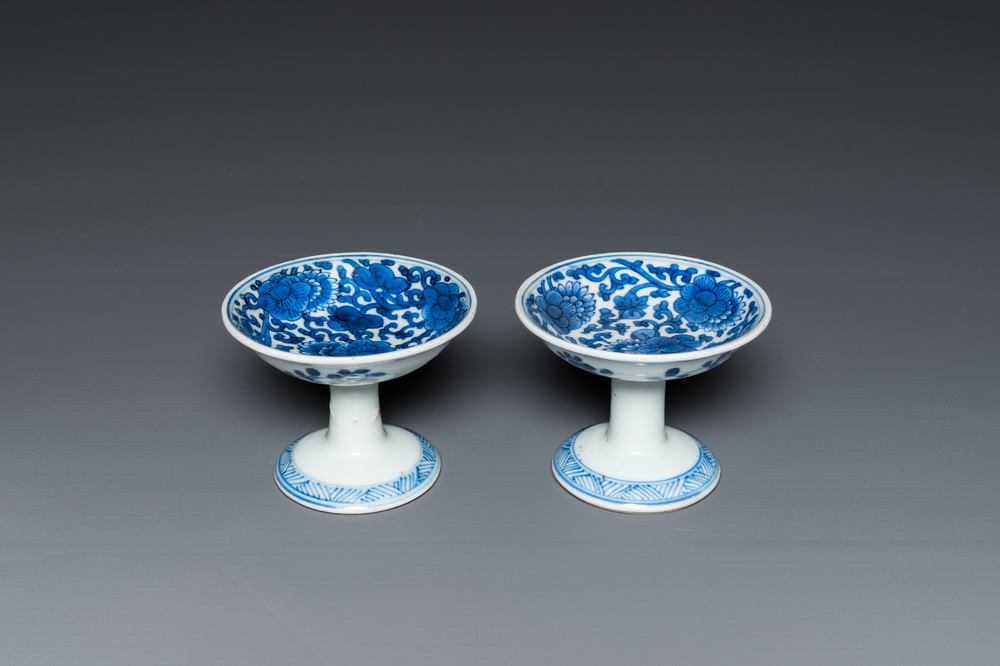 Een paar Chinese blauw-witte stem cups met floraal decor, Kangxi