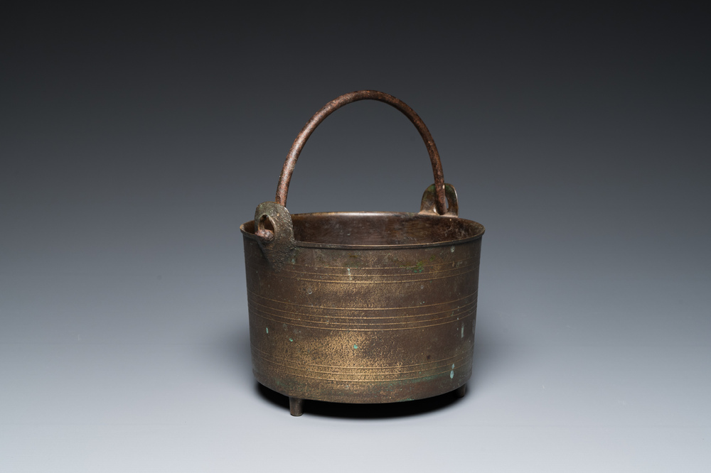 Een driepotige bronzen kookpot met hengsel, wellicht Frankrijk, 17e eeuw