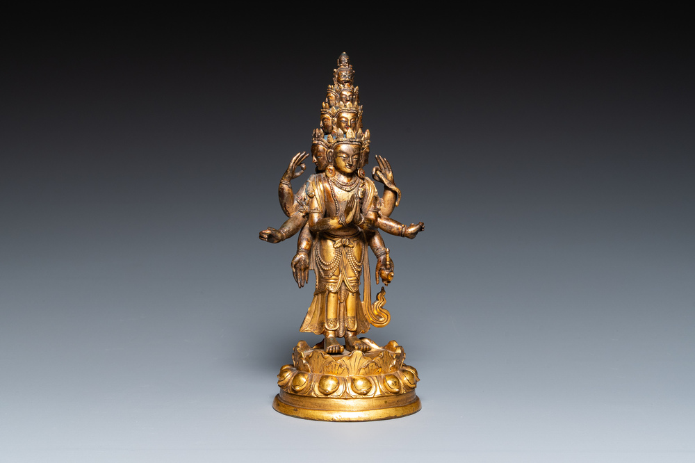 Een Sino-Tibetaanse vergulde bronzen Avalokitesvara, wellicht 19e eeuw