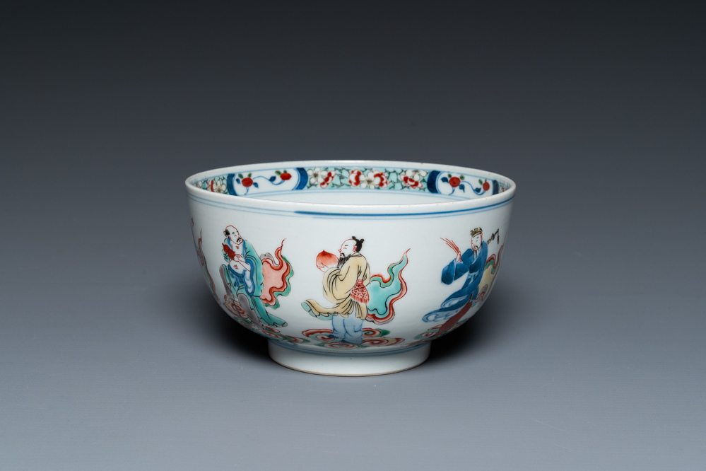 Bol en porcelaine de Chine famille verte &agrave; d&eacute;cor d'immortels, marque de Chenghua, 19/20&egrave;me