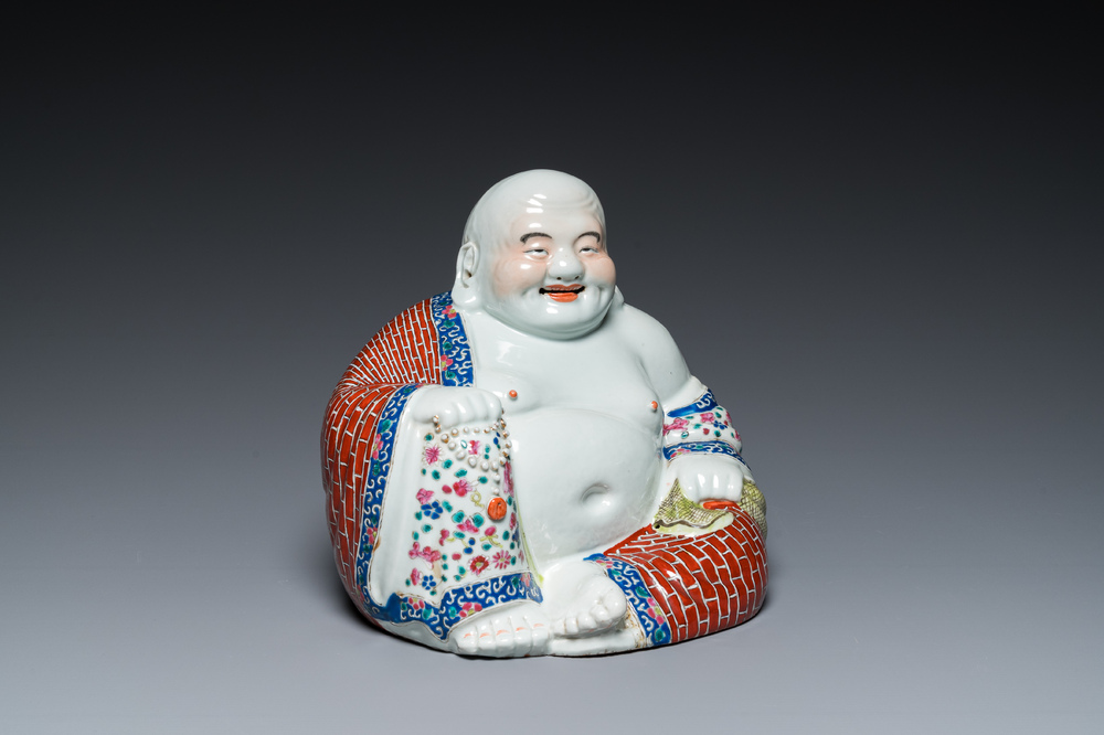 Bouddha en porcelaine de Chine famille rose, marque en creux, 19/20&egrave;me