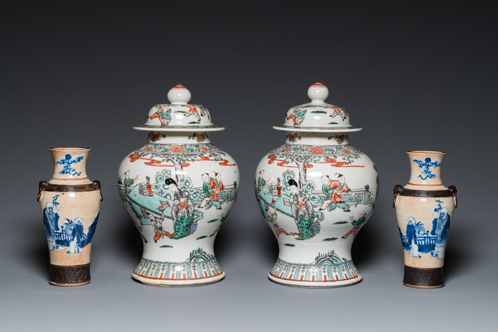 Deux paires de vases en porcelaine de Chine famille verte et en gr&egrave;s de Nankin, 19&egrave;me