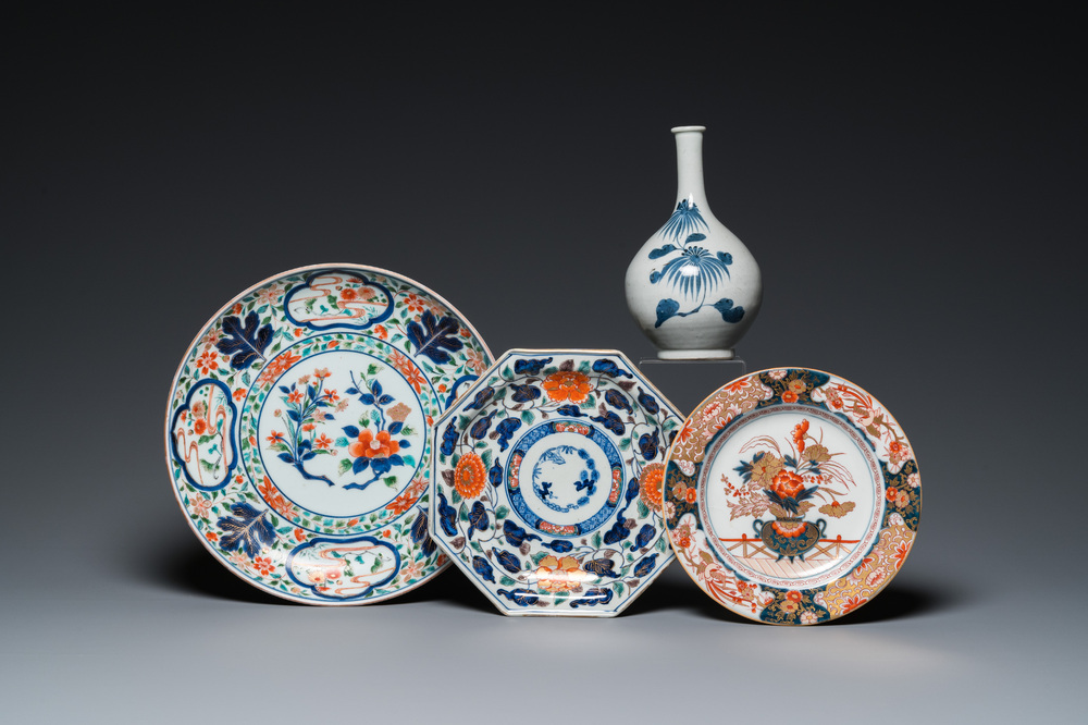 Three Japanese porcelain dishes and a vase, Edo, 17/19th C.