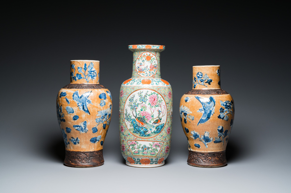Un vase de forme rouleau en porcelaine de Chine famille rose de Canton et une paire de vases dite 'de Nankin', 19&egrave;me