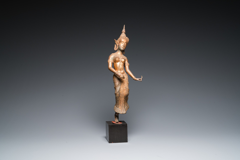 Een Thaise vergulde bronzen sculptuur van een Khon danseres, 19e eeuw