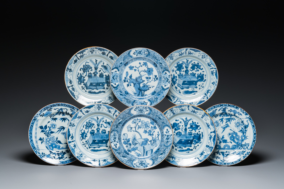 Acht Chinese blauw-witte borden, Kangxi