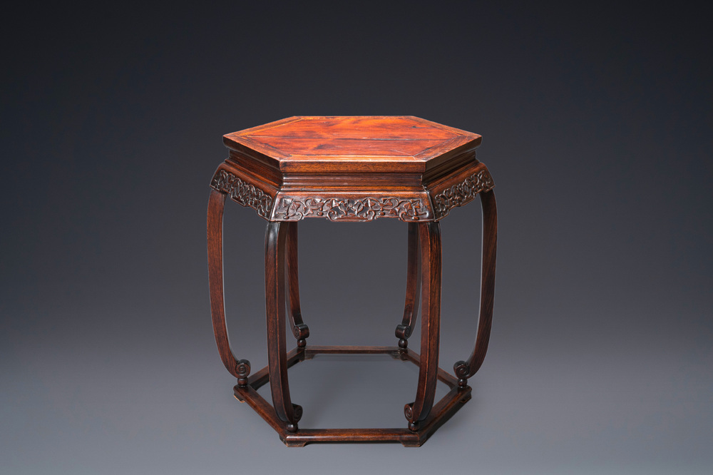Een Chinese zeshoekige houten tafel, Qing