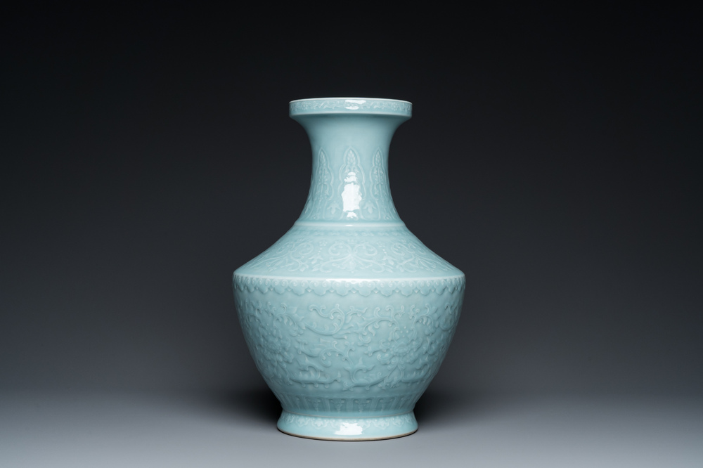 Vase de forme 'hu' en porcelaine de Chine &agrave; &eacute;mail clair de lune monochrome &agrave; d&eacute;cor de rinceaux de lotus, marque de Qianlong mais probablement post&eacute;r.