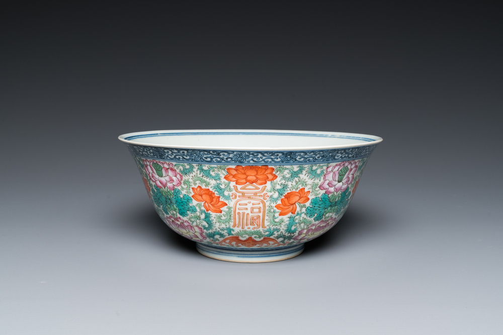 A Chinese famille rose 'Shou' bowl, Qianlong mark, 19th C.