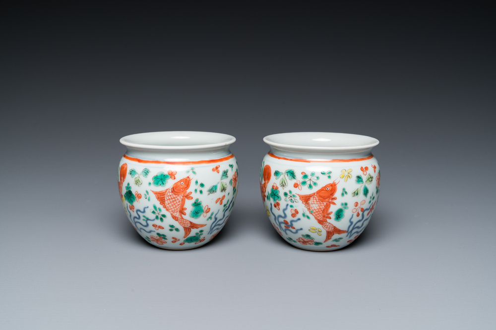 A pair of small Chinese wucai 'carps' jardini&egrave;res, 19th C.