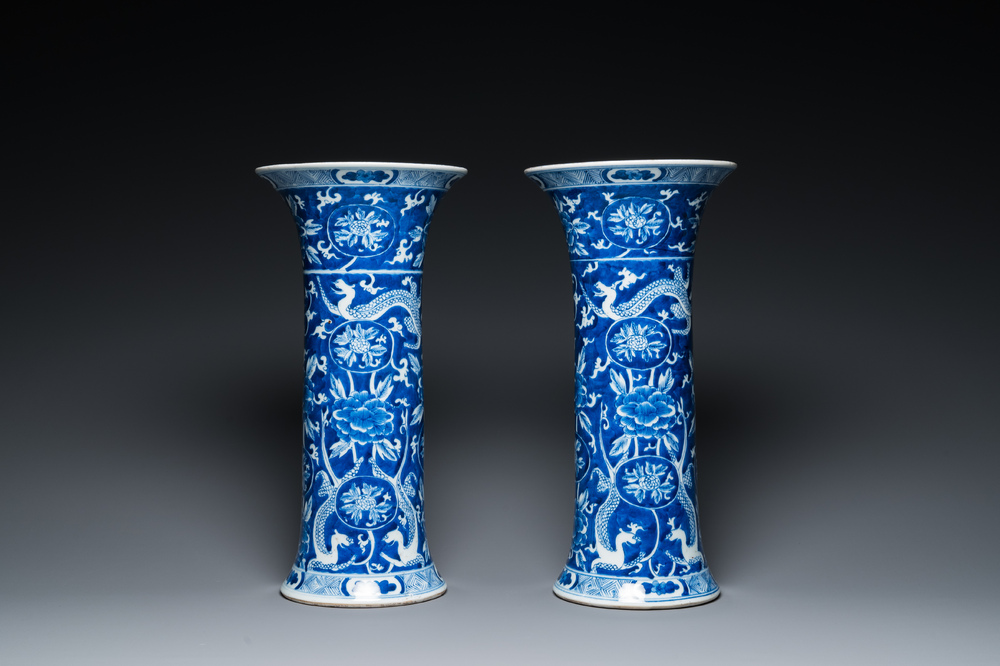 Paire de vases en porcelaine de Chine en bleu et blanc &agrave; d&eacute;cor de dragons, 19&egrave;me