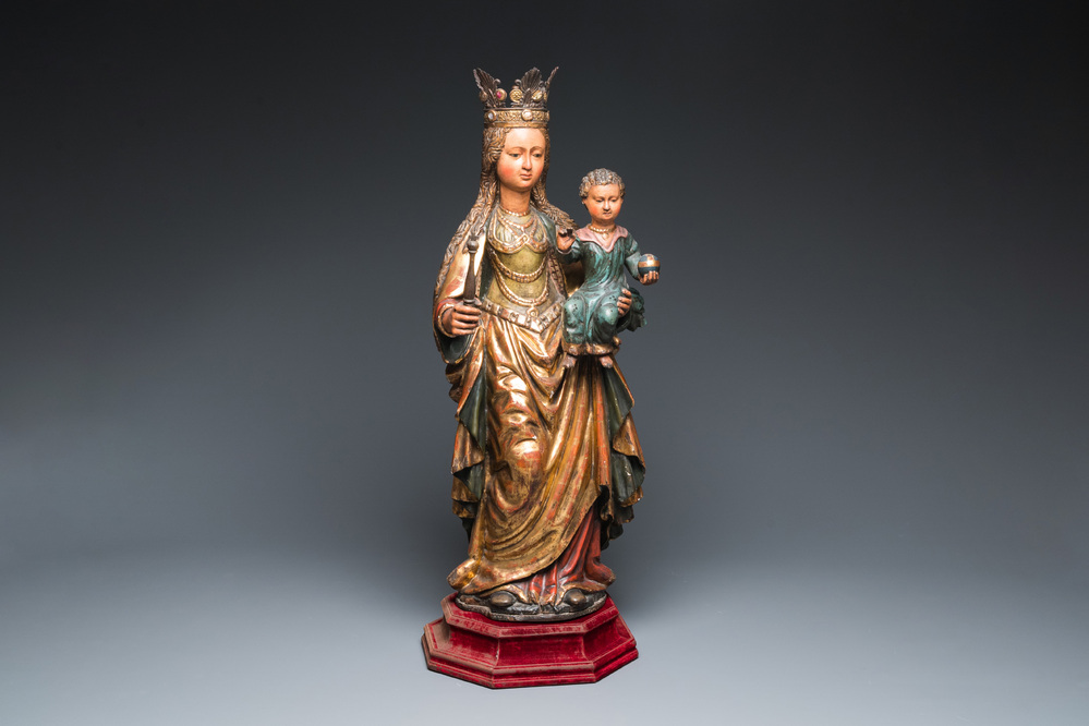 Een grote Vlaamse gepolychromeerde houten sculptuur van de Madonna met Kind, 16/17e eeuw