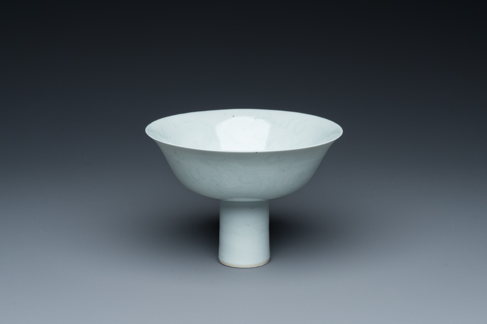 Een Chinese monochrome witte stem cup met anhua drakendecor, Qianlong merk, 18/19e eeuw