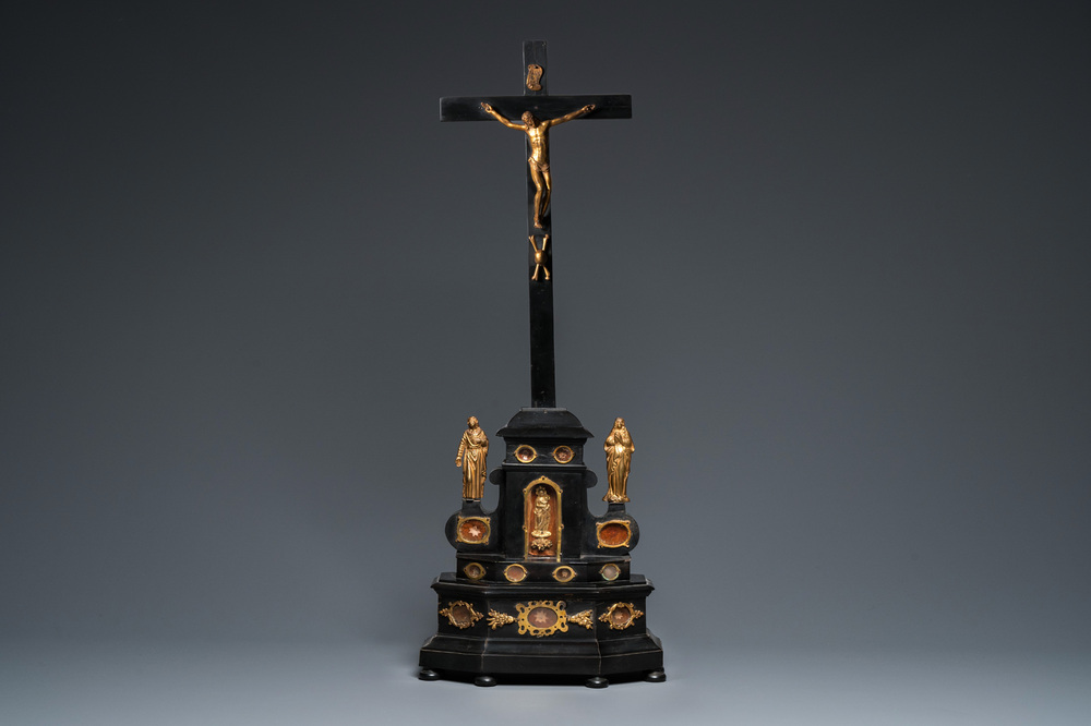 Een gezwarte houten crucifix-reliekhouder met vergulde bronzen corpus, Duitsland of Itali&euml;, 17/18e eeuw
