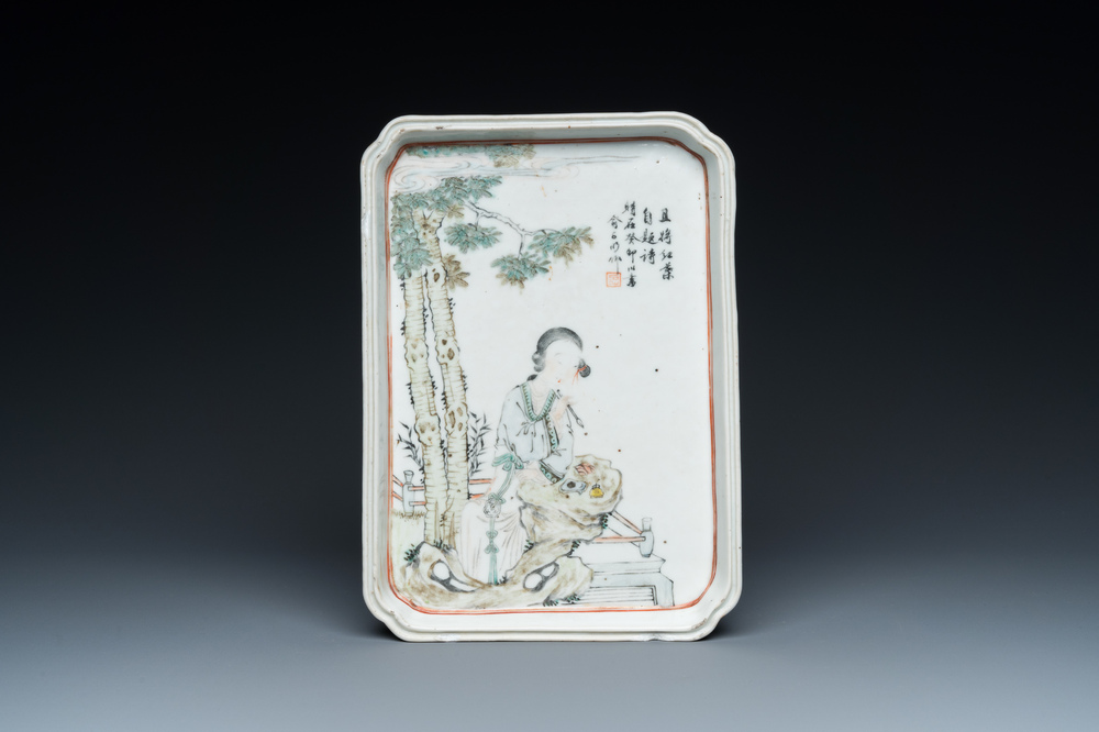 Plateau de forme rectangulaire en porcelaine de Chine qianjiang cai, sign&eacute; Yu Zi Ming 俞子明, dat&eacute; 1903