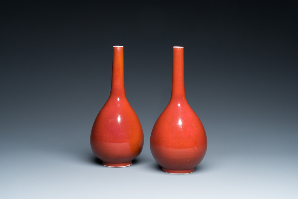 Paire de vases de forme bouteille en porcelaine de Chine en rouge de cuivre monochrome, 19&egrave;me