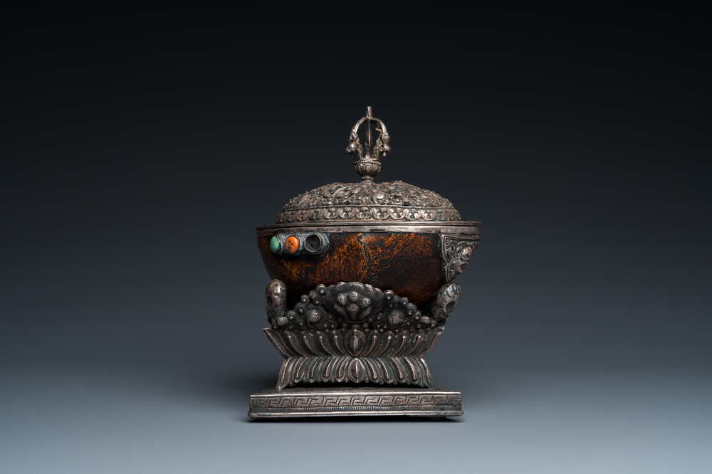 Coupe au cr&acirc;ne rituelle de type 'kapala' mont&eacute;e en argent, corail et turquoise, Tibet, 19&egrave;me