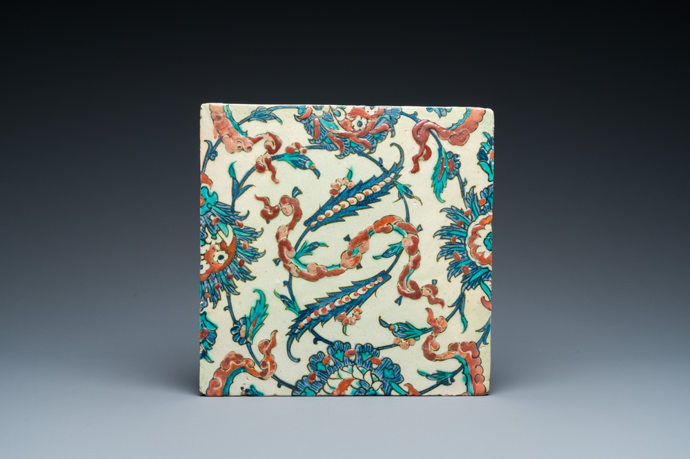 Carreau en fa&iuml;ence d'Iznik &agrave; d&eacute;cor de nuages et fleurs, la Turquie, 2&egrave;me moiti&eacute; du 16&egrave;me