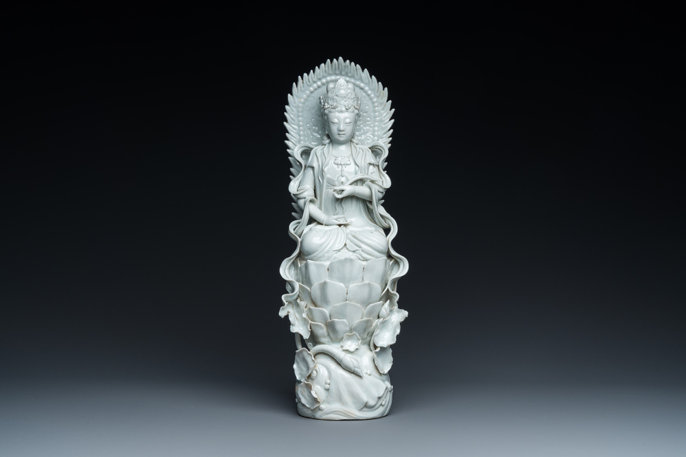 Een Chinese blanc de Chine sculptuur van Guanyin op een lotustroon, 19/20e eeuw